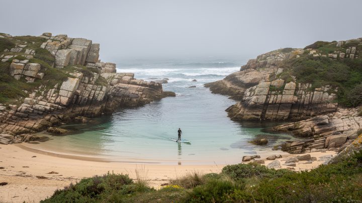 découvrez où faire du paddle en bretagne à l’abri des vagues : baies, rias et plans d’eau calmes pour pagayer en toute sérénité.